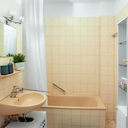 Bis 6 Peronen - 5 Min Zur Elbe, Helle Geraeumige 2-raum-whg, Neustadt, Lage Apartment
